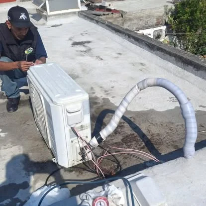 Técnico de Rino dando servicio a una unidad exterior.