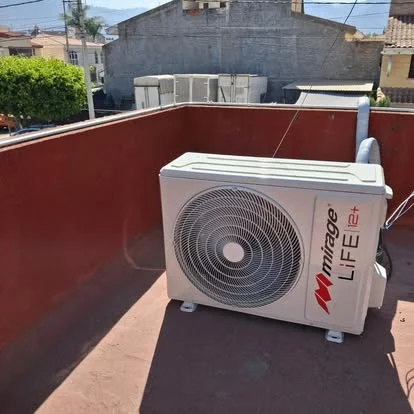 Unidad exterior instalada sobre una azotea.